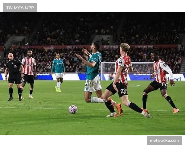 加克波禁区摔倒未判罚 裁判胡珀选择无视引争议